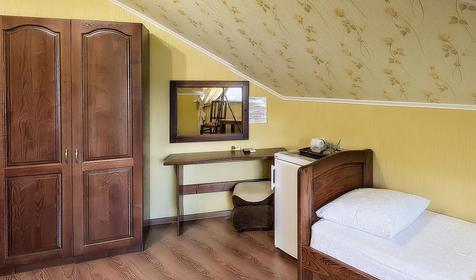 Трехместная мансарда, главный корпус