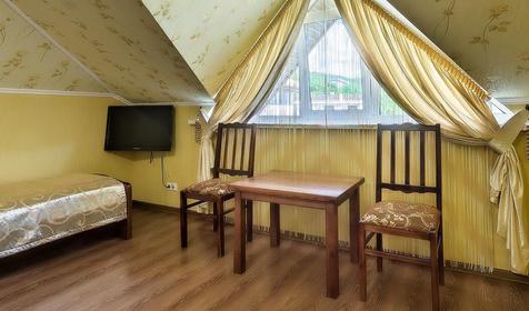 Трехместная мансарда, главный корпус