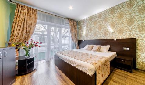 Делюкс двухместный с балконом. Отель Людмила. Геленджик