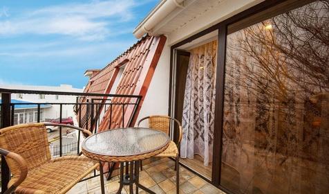 Люкс двухместный с балконом. Отель Людмила. Геленджик