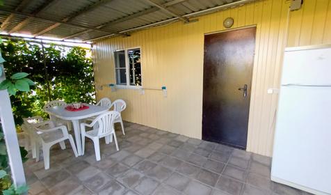 Двухкомнатный шестиместный домик с кухней и террасой