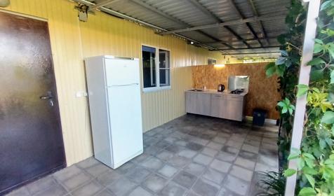 Двухкомнатный шестиместный домик с кухней и террасой