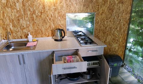 Двухкомнатный шестиместный домик с кухней и террасой