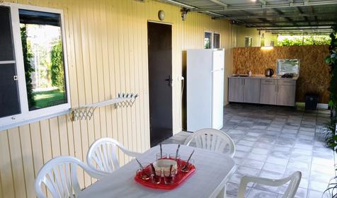 Двухкомнатный шестиместный домик с кухней и террасой