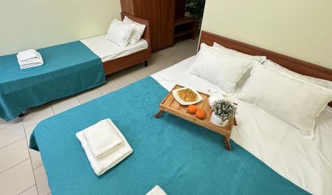 Комфорт плюс с балконом трехместный