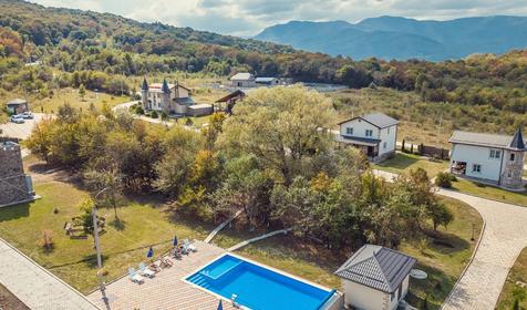 Дом с башней