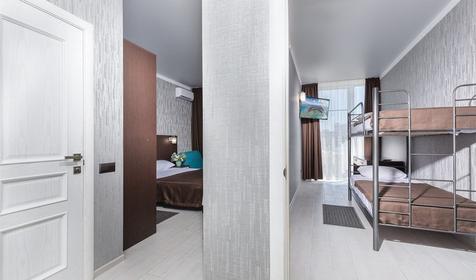 Люкс четырехместный двухкомнатный (с балконом)