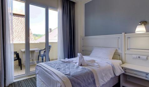 Трехместный с балконом, теневая сторона