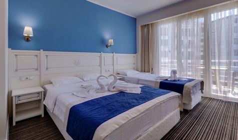 Трехместный с балконом (вид на море)