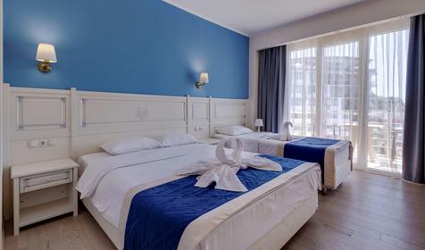 Трехместный с балконом (вид на море)