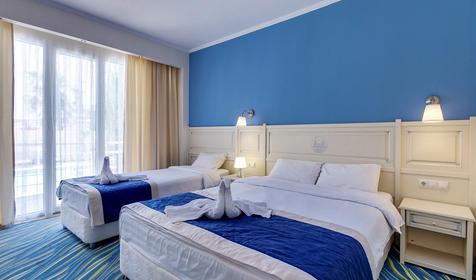 Трехместный с балконом (вид на море)