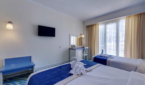 Трехместный с балконом (вид на бассейн) 2 этаж