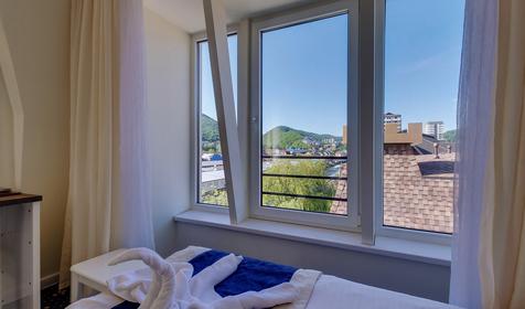 Четырехместный с маленьким балконом (вид на море) 5 этаж