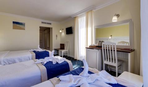 Четырехместный с маленьким балконом (вид на море) 5 этаж