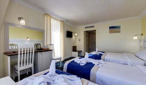 Четырехместный с маленьким балконом (вид на море) 5 этаж