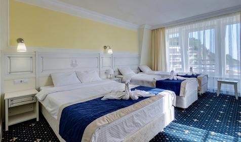 Четырехместный с маленьким балконом (вид на море) 5 этаж