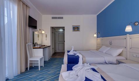 Четырехместный с балконом (вид на бассейн) 2 этаж