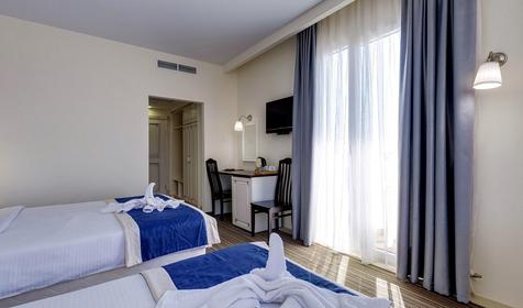 Четырехместный с балконом (вид на бассейн) 2 этаж