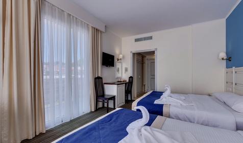 Четырехместный с балконом (вид на море)