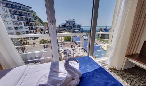 Четырехместный с балконом (вид на море)