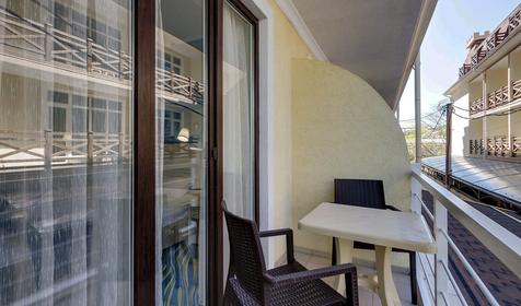 Семейный двухкомнатный с изолированными комнатами и балконом, теневая сторона, №218