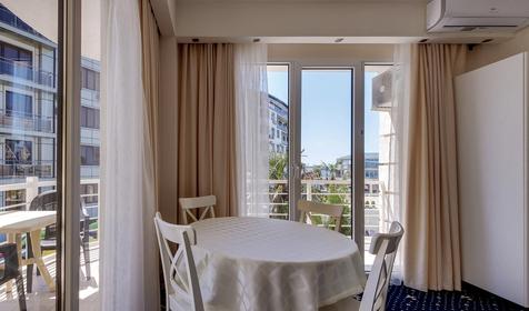 Семейный двухкомнатный (смежные) с балконом (вид на бассейн) №201