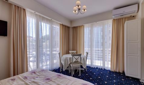 Семейный двухкомнатный (смежные) с балконом (вид на бассейн) №201