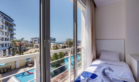 Семейный двухкомнатный (смежные) с балконом (вид на бассейн) №201