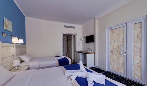 Семейный двухкомнатный (смежные) с балконом (вид на бассейн) №201