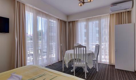 Семейный двухкомнатный с балконом (вид на море) №301,№406