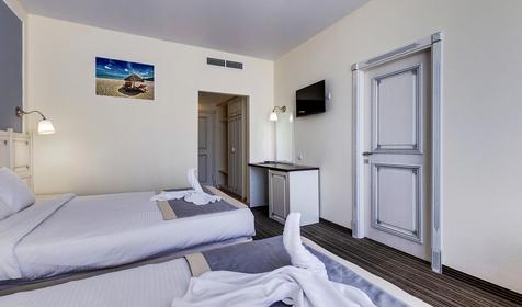 Апартаменты: спальня+студия с кухней и балконом (вид на море) №320, №401