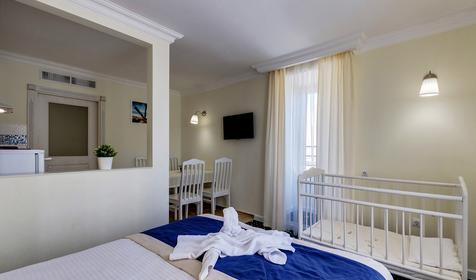 ЛОФТ трехкомнатный двухуровневый с кухней, маленький балкон (вид на море) №501