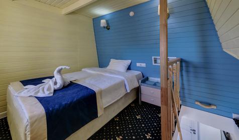 ЛОФТ трехкомнатный двухуровневый с кухней, маленький балкон (вид на море) №501