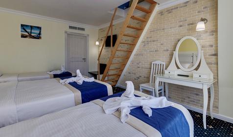 ЛОФТ трехкомнатный двухуровневый с кухней, маленький балкон (вид на море) №501