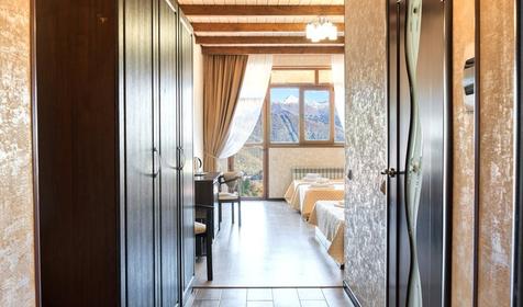 Семейный четырехместный (с балконом, вид на горы)