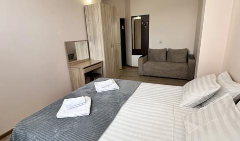 Стандарт трехместный с балконом. Гостиница Виктория