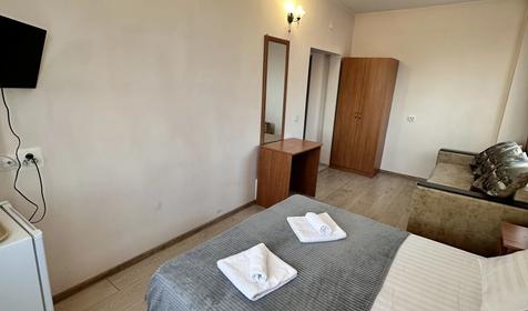 Стандарт четырехместный с балконом. Гостиница Виктория