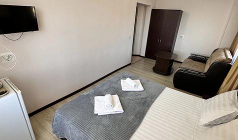 Стандарт четырехместный с балконом. Гостиница Виктория