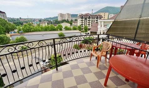 Двухкомнатный люкс шестиместный с балконом