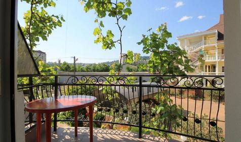 Двухкомнатный люкс шестиместный с балконом