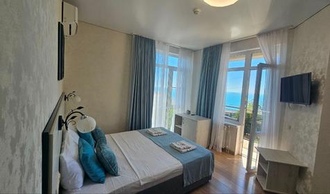 Делюкс с витражным окном и видом на море