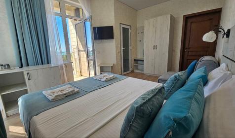 Делюкс с витражным окном и видом на море