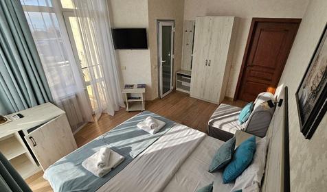 Делюкс с витражным окном и видом на море