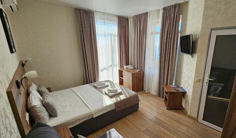 Делюкс с витражным окном и видом на море