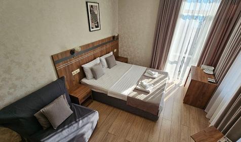 Делюкс с витражным окном и видом на море