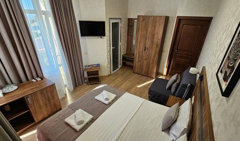 Делюкс с витражным окном и видом на море