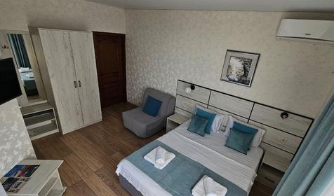 Делюкс с витражным окном и видом на море