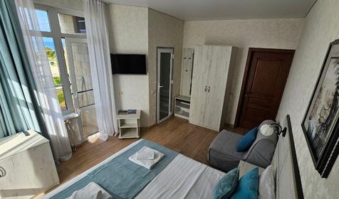 Делюкс с витражным окном и видом на море