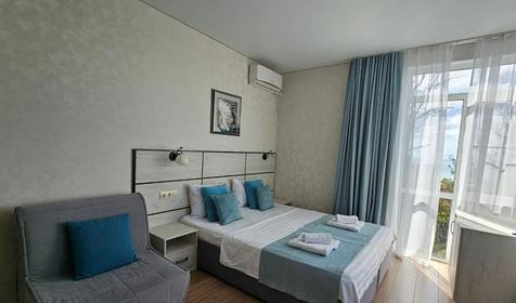 Делюкс с витражным окном и видом на море