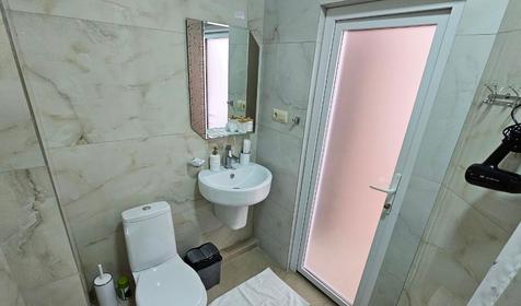 Делюкс с витражным окном и видом на море